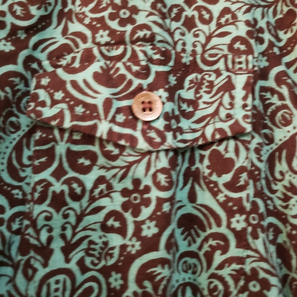 Pretty green and black button up long sleeve shirt. Size medium petite. - Picture 2 of 6